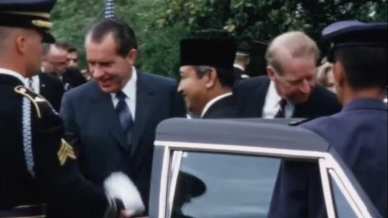 Menggunakan setelan jas dan peci berwarna hitam, Soeharto disambut langsung oleh presiden Nixon saat turun dari mobil.