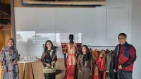 Desainer Ria Anjelina bersama Diah Kusumawardhani, Founder Belantara Budaya Indonesia dan Dave selaku Pemerhati Budaya.