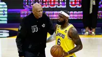 LeBron James bersama Kareem Abdul Jabbar saat pemecahan rekor poin terbanyak di NBA (AFP)