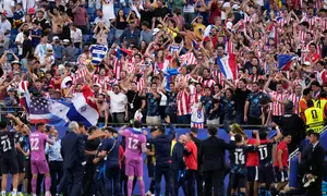 Pemain Paraguay merayakan kemenangan atas Jerman pada babak 32 Besar Piala Dunia 2026 bersama fans di stadion (AP Photo/Charles Krupa)