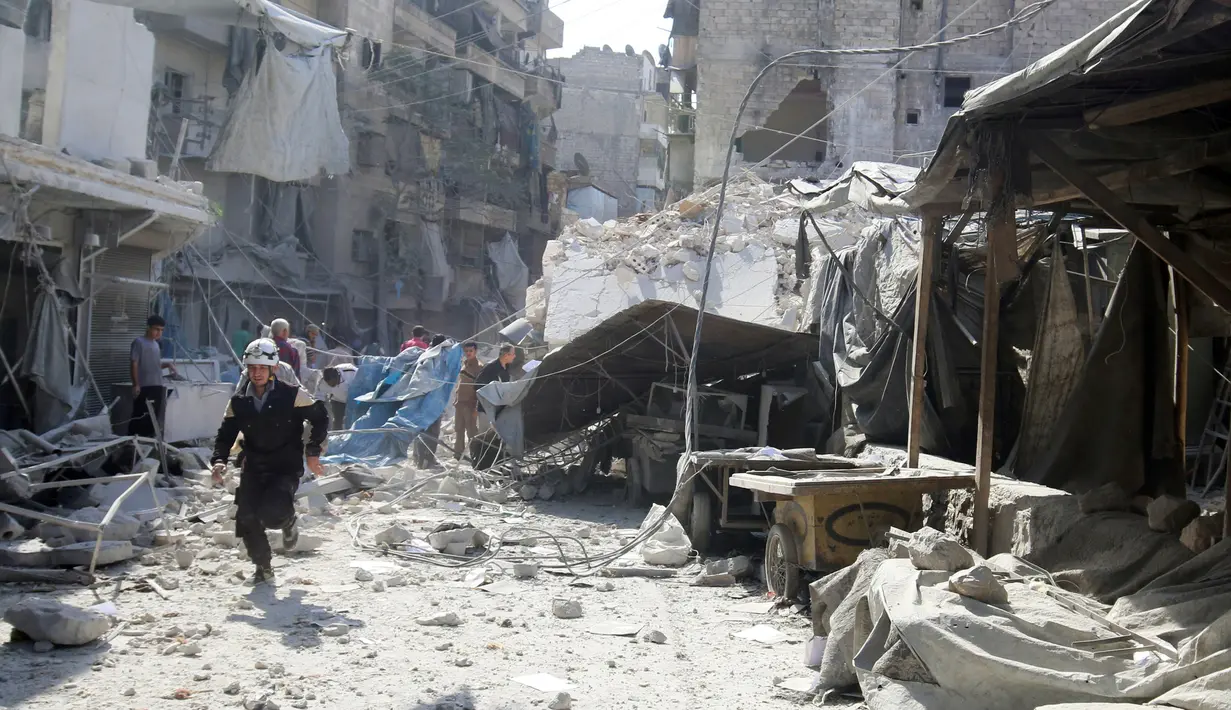 Warga mencari korban yang tertimbun di reruntuhan akibat serangan udara di distrik al-Fardous, Aleppo, Suriah, Rabu (12/10). Serangan udara terhadap kota yang dikuasai oleh pemberontak di Aleppo menewaskan sedikitnya 15 orang. (REUTERS/Abdalrhman Ismail)