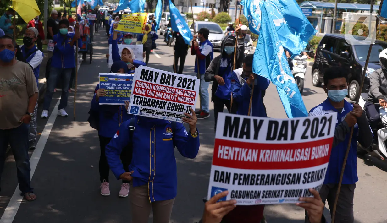 Buruh dari berbagai aliansi menggelar aksi memperingati Hari Buruh Internasional atau May Day di Jakarta, Sabtu (1/5/2021). Dalam aksinya mereka meminta pemerintah untuk mencabut Omnibus Law dan memberlakukan upah minimum sektoral (UMSK) 2021. (Liputan6.com/Angga Yuniar)