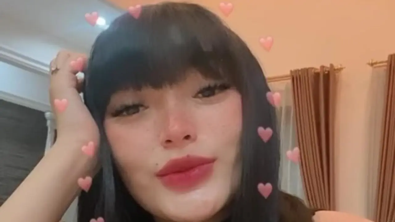 Zaskia Gotik pamer rambut baru (https://www.instagram.com/p/CE3kzoejZsH/)