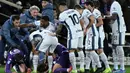Sejumlah pemain Inter Milan dan Fiorentina tampak panik saat Insiden mengejutkan terjadi. Gelandang Fiorentina, Edoardo Bove, tiba-tiba kolaps di tengah pertandingan dan harus dilarikan ke rumah sakit. (AFP/Tiziani Fabi)