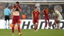 Pemain AS Roma, Gianluca Mancini, tertunduk lesu setelah ditaklukkan Bayer Leverkusen dalam duel leg pertama semifinal Liga Europa di Stadion Olimpico, Roma,  Jumat (3/5/2024). (AP Photo/Alessandra Tarantino)