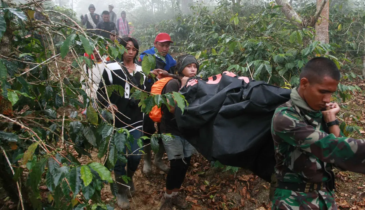 Tim gabungan Basarnas, TNI dan warga lokal mengevakuasi jenazah korban pesawat Aviastar di Dusun Gamaru, Desa Ulu Salu, Kecamatan Latimojong, Kabupaten Luwu, Sulsel, Senin (5/19). 10 korban pesawat Aviastar dan kotak hitam berhasil dievakuasi. (AFP/STR)