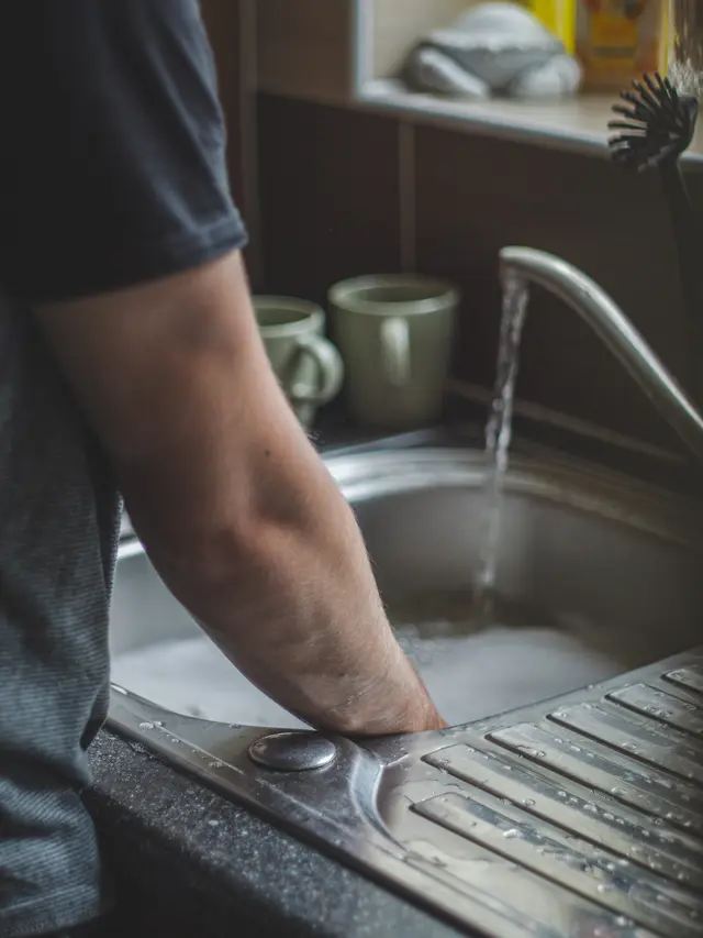 Alirkan air dan masukkan sisa makanan ke lubang wastafel