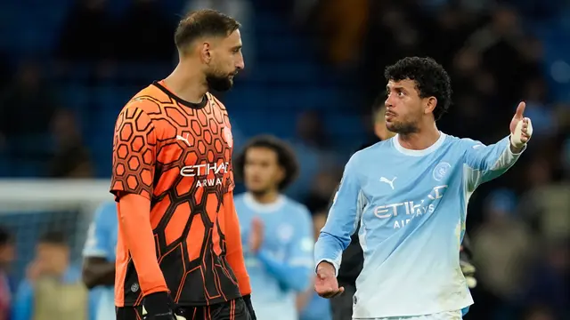 Pemain Manchester City Matheus Nunes (kanan) berbicara dengan kiper Gianluigi Donnarumma