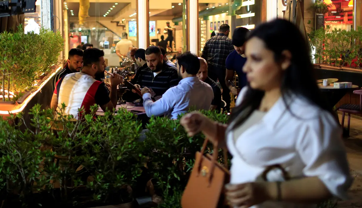 Pria Irak merokok shisha di sebuah kafe di Baghdad, Irak, 4 April 2019. (REUTERS/Thaier al-Sudani)