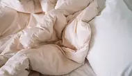 Mengatasi Bed Cover yang Cepat Bau Apek, 7 Cara Ilmiah Terbukti Jaga Kesegaran Kamar Tidur