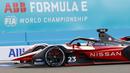 <p>Pebalap Pebalap Nissan E.Dams, Sebastien Buemi memacu mobilnya saat sesi shakedown di Jakarta International e-Prix Circuit (Jakarta E-Prix), Ancol pada Jumat (4/6/2022). (Bola.com/M Iqbal Ichsan)</p>