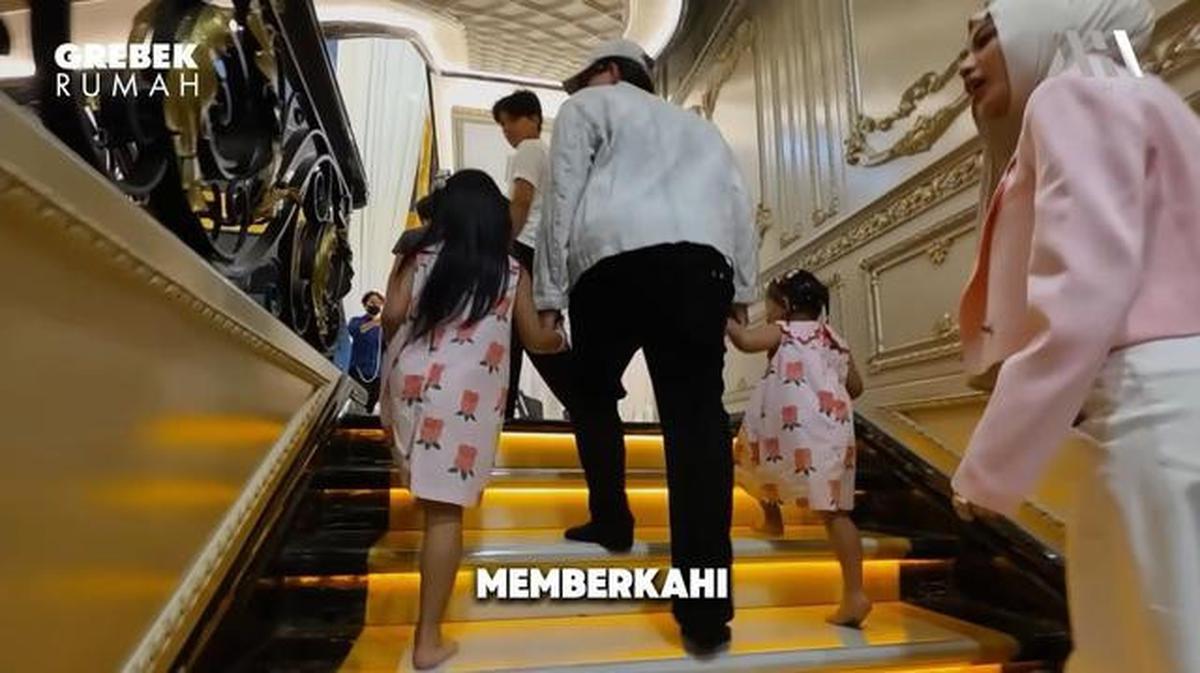 6 Potret Tangga Rumah Gen Halilintar di Jakarta, Mewah Bak Istana Negeri Dongeng