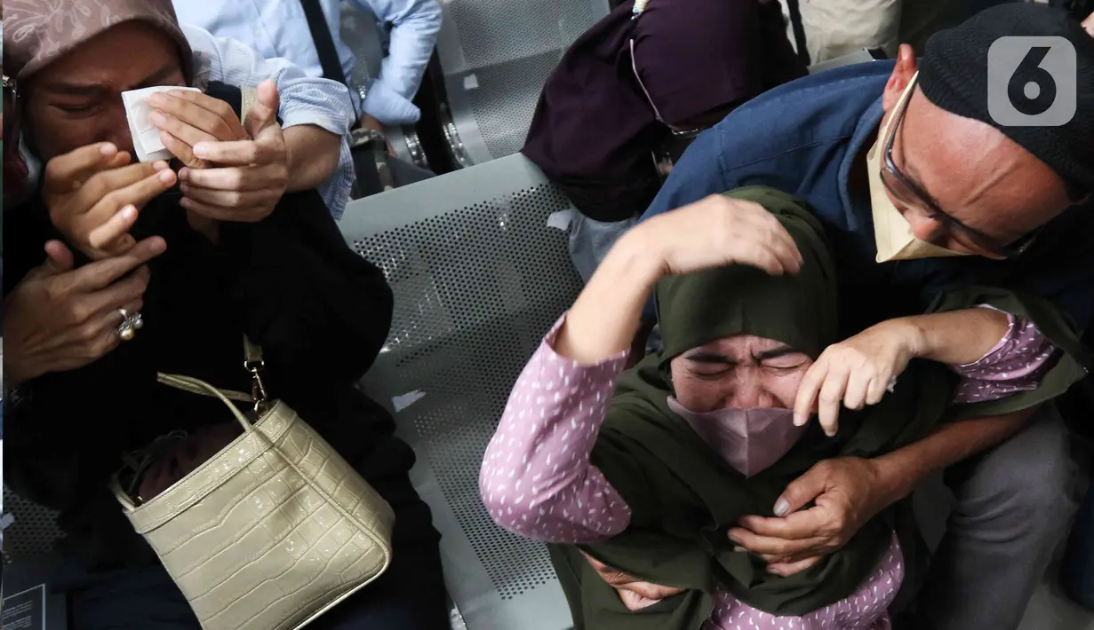 Reaksi keluarga  terdakwa kasus dugaan perintangan penyidikan pada kasus pembunuhan Brigadir Yosua, Irfan Widyanto usai sidang putusan di Pengadilan Negeri Jakarta Selatan, Jumat (24/2/2023).  Ketua Majelis Hakim menyatakan, Irfan Widyanto terbukti bersalah menghalangi penyidikan atas kasus pembunuhan berencana Nofriansyah Yosua Hutabarat alias Brigadir J. (Liputan6.com/Herman Zakharia)