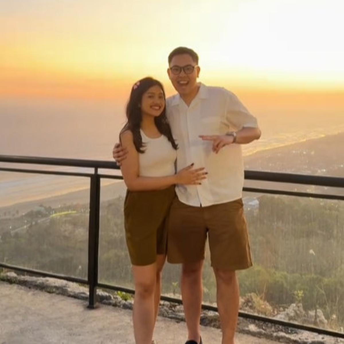 Awalnya Mengira Foto Berdua Biasa, Momen Romantis Pria Lamar Kekasihnya Ini Curi Perhatian