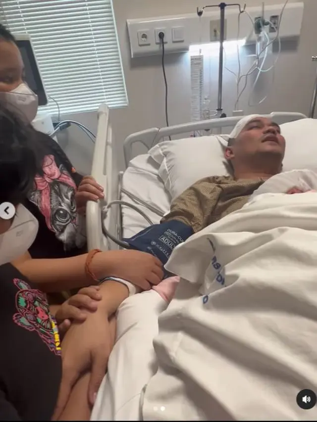 Sempat Lupa Ingatan, Ini 6 Momen Haru Pertemuan Indra Bekti dan Dua Anaknya