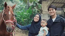 Meski tak disebutkan berapa kuda balap yang dibeli Rizky Billar, namun harga pasaran kuda tersebut bisa sampai puluhan hingga ratusan juta. Tak heran jika ada beberapa artis sanggup membeli kuda sebagai hobi hingga ditunggangi. (Liputan6.com/IG/@lestykejora)