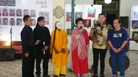 Yani Saptohoedojo diapit pelukis Jeddink pantomimer Jemek Sapardi, Deddy Ratmoyo saat menyampaikan apresiasi dalam pembukaan pameran. (foto: Liputan6.com/edhie prayitno ige)