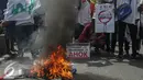 Warga Luar Batang membakar atribut demo saat aksi di depan gedung KPK, Jakarta, Selasa (3/5/2016). Mereka menuntut agar KPK menangkap Gubernur DKI Jakarta Basuki T Purnama (Ahok). (Liputan6.com/Faizal Fanani)