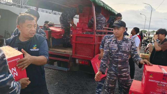 Kemensos mendistribusikan bantuan bagi warga terdampak erupsi Gunung Ruang di Kabupaten Kepulauan Sitaro, Sulut.