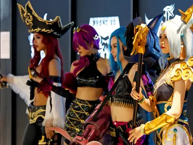 Empat cosplayer Vietnam berpose dalam acara turnamen League of Legends Mid-Season Invitational 2019 di GG Stadium, Ho Chi Minh, Vietnam (7/5/2019). Deretan cosplayer cantik turut meramaikan turnamen e-sport tersebut. (Reuters/Kham)