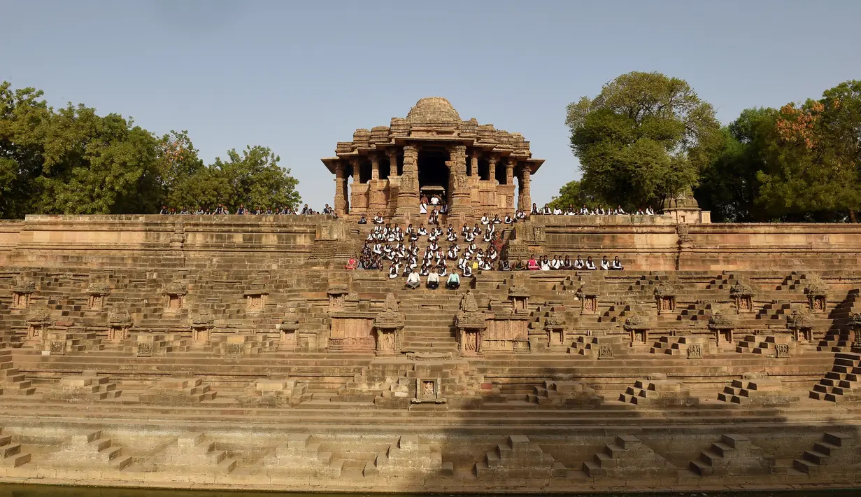 Siswa sekolah India mengambil bagian dalam sesi yoga untuk menandai Hari Yoga Internasional di Kuil Matahari di Modhera, dekat kota Mahesana sekitar 100 km dari Ahmedabad di negara bagian Gujarat, (21/6). (AFP Photo/Sam Panthaky)