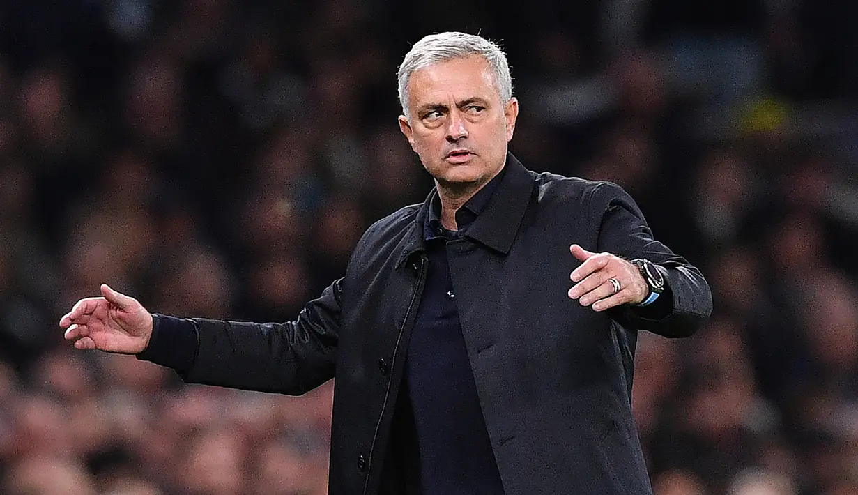 Jose Mourinho (23 juta euro) - Mourinho dikenal dengan taktiknya yang jitu meski tim dalam kondisi sulit. Berkat kemampuannya ini Mou mendapatkan bayaran 23 juta euro setahun di Tottenham. (AFP/Ben Stansal)