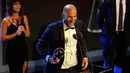 Senyum Zinedine Zidane saat memberi sambutan setelah meraih penghargaan pelatih terbaik pada acara The Best FIFA Football Awards 2017 di London, Inggris (23/10). Ini menjadi gelar pertama Zidane menjadi pelatih terbaik dunia. (AP Photo/Alastair Grant)