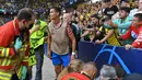 Cristiano Ronaldo meminta maaf kepada petugas lapangan yang terkena tendangan kerasnya saat sesi pemanasan jelang laga Liga Champions antara Young Boys vs Manchester United di Stadion Wankdorf, Rabu (14/9/2021). Bola sepakan Ronaldo mengenai petugas itu hingga terkapar. (Fabrice COFFRINI/AFP)