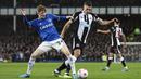 Di awal laga, Everton malah banyak mendapatkan tekanan dari tim tamu meski tampil di hadapan publik sendiri. Namun, di sisi lain, Newcastle yang lebih menguasai permainan belum mampu menembus perthanan ketat yang diperagakan anak asuh Frank Lampard. (PA via AP/Richard Seller)