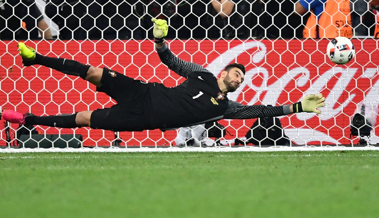 Rui Patricio - Pemain Portugal ini melakukan cleansheet sebanyak enam kali sepanjang putaran final Piala Eropa. Ia bermain sebanyak 1200 menit pada Euro 2008,2012, dan 2016 dan mencatat sembilan kali kebobolan. (Foto: AFP/Bertrand Langlois)