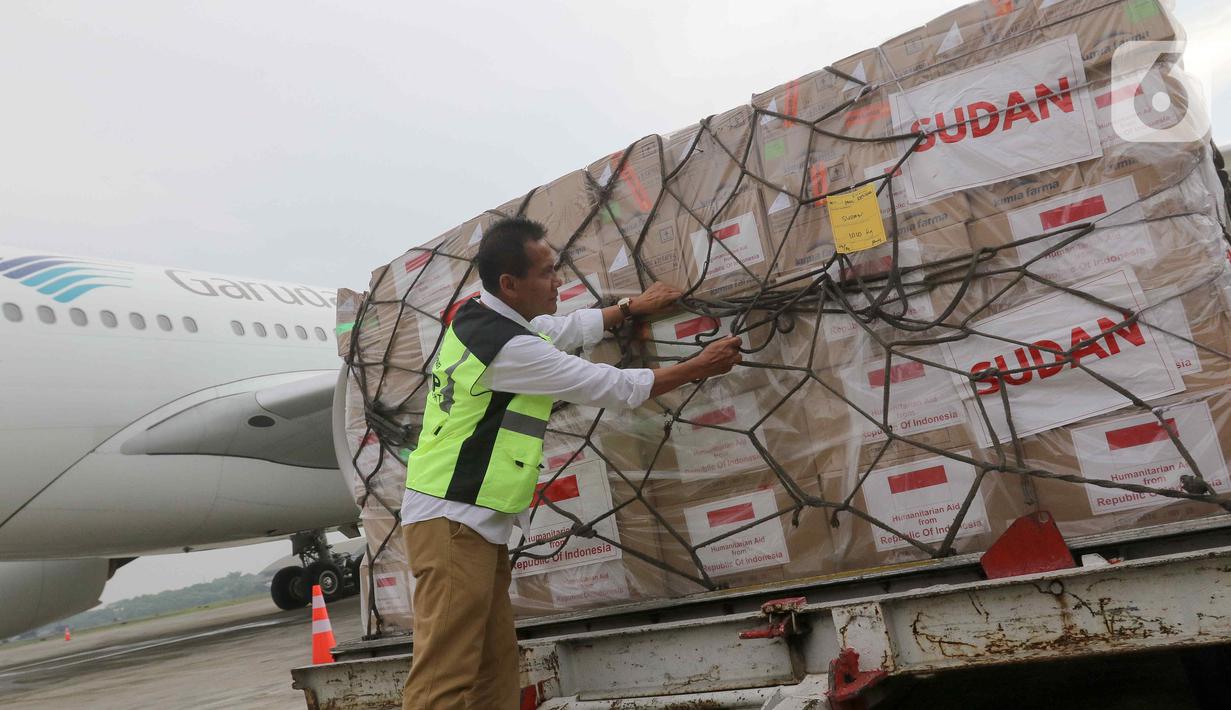 Petugas membawa bantuan kemanusiaan untuk Palestina dan Sudan di Pangkalan TNI AU Halim Perdanakusuma, Jakarta, Rabu (3/4/2024). (Liputan6.com/Herman Zakharia)