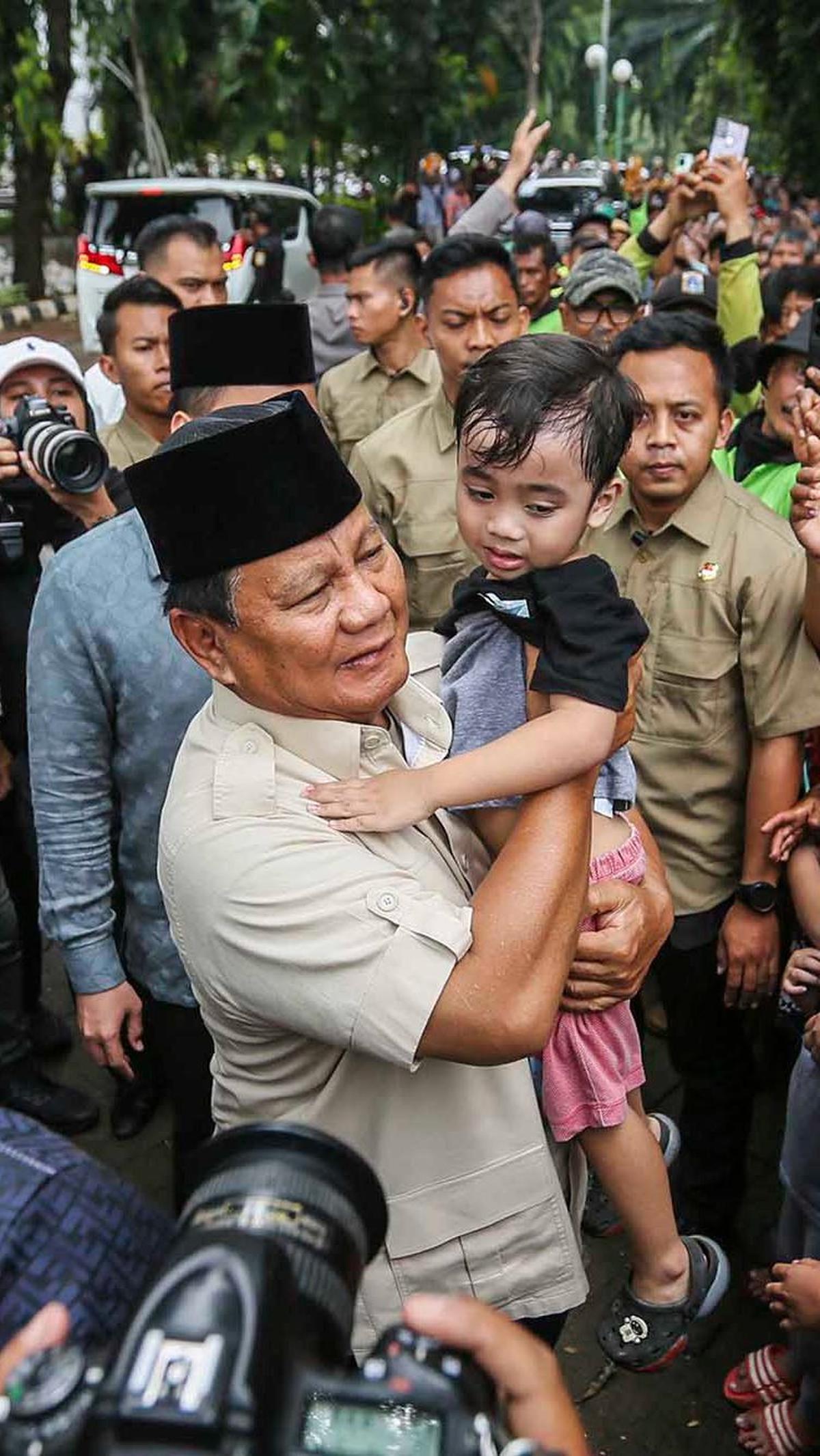 Prabowo melayani warga yang ingin bersalaman. Dia juga memeluk dan menggendong anak yang menghampirinya.&nbsp; Liputan6.com/Angga Yuniar