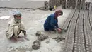 Perempuan Afghanistan, Sitara Wafadar yang menyamar sebagai laki-laki saat bekerja di pabrik batu bata di Provinsi Nangarhar, 11 Maret 2018. Kadang-kadang ia menutupi rambutnya dengan syal demi menyembunyikan jenis kelamin aslinya (NOORULLAH SHIRZADA/AFP)