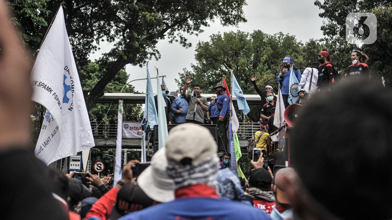 Aksi Ratusan Buruh Tolak UU Cipta Kerja