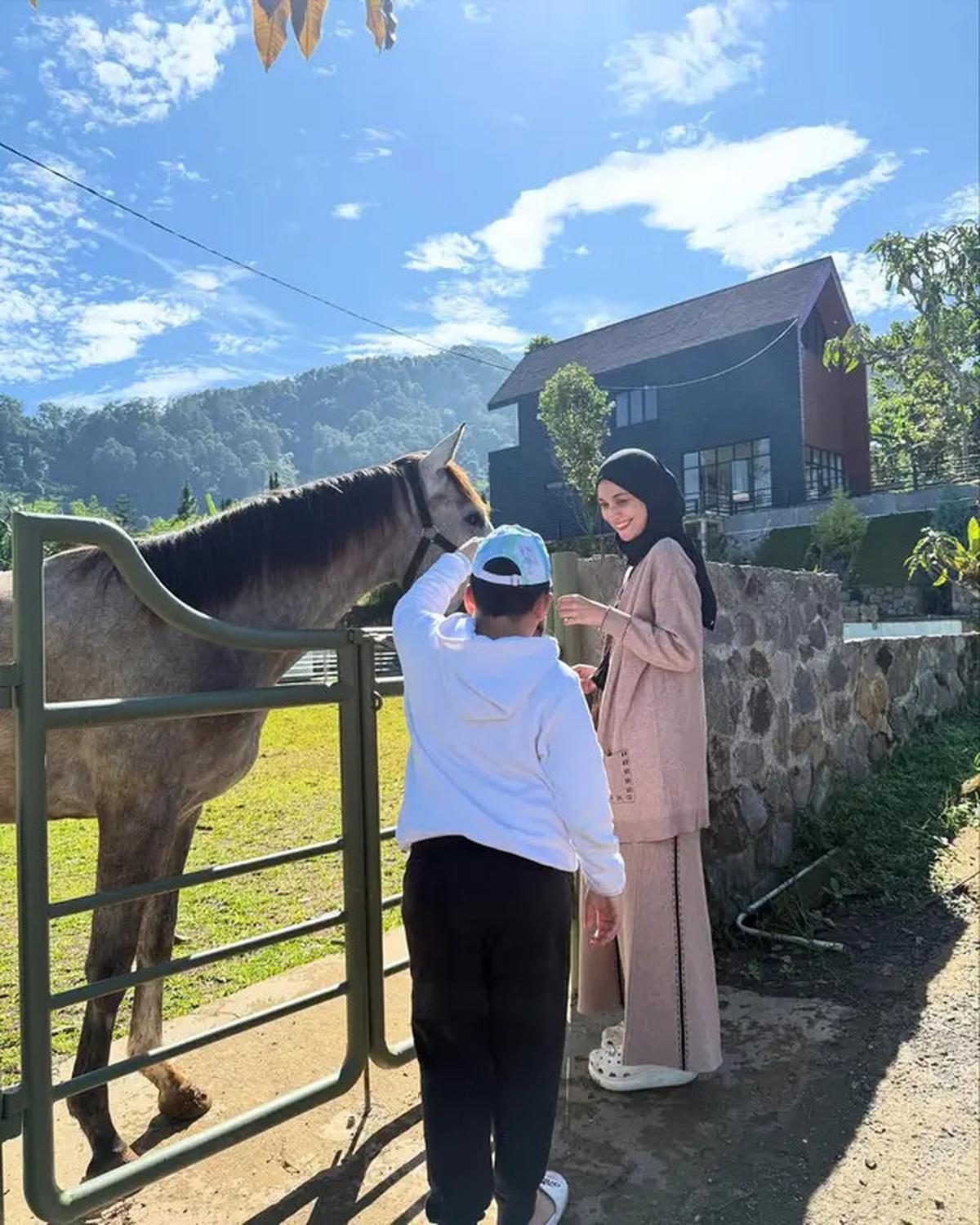 Suasana Rumah Baru Shireen Sungkar di Puncak, Ada Kandang Kuda dan Pemandangan Gunung