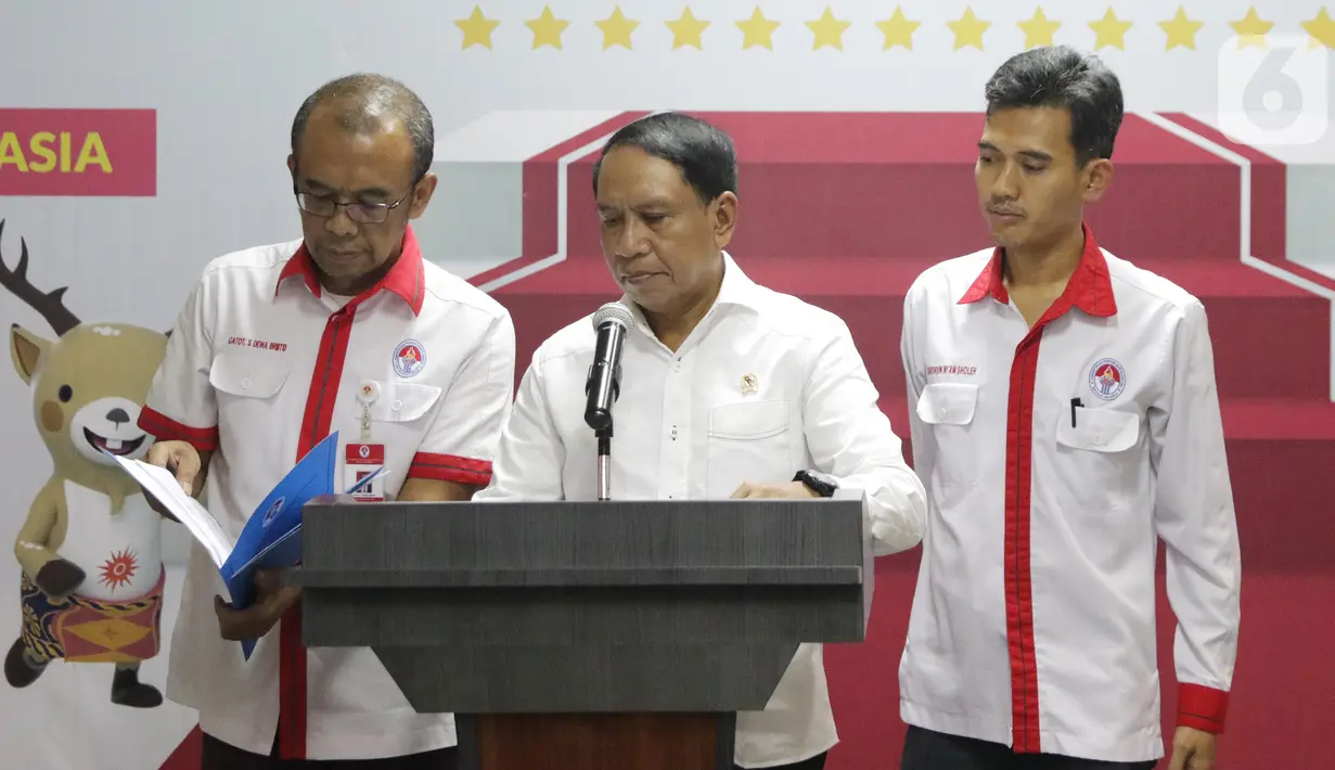 Menpora, Zainudin Amali (tengah) bersiap memberi keterangan terkait kesiapan Indonesia sebagai tuan rumah Piala Dunia U-20 2021, Jakarta, Kamis (24/10/2019). Indonesia resmi ditunjuk FIFA sebagai penyelenggara Piala Dunia U-20 pada 2021. (Liputan6.com/Helmi Fithriansyah)