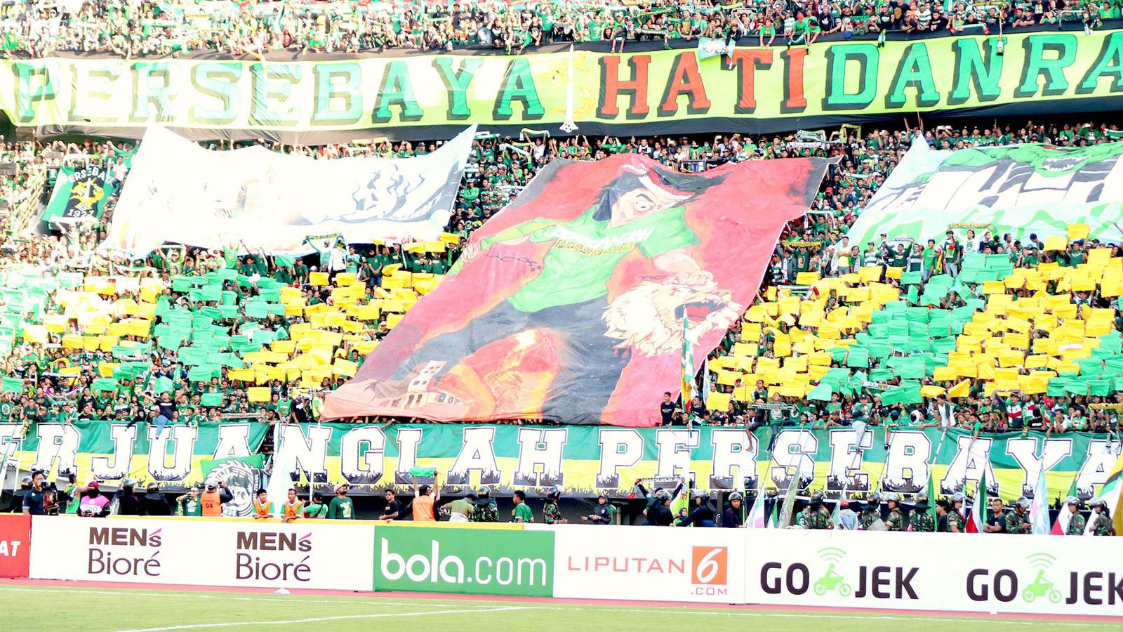 Koreo Bonek Mania saat laga Persebaya vs Arema di Stadion Gelora Bung Tomo, Surabaya, Minggu (6/5/2018). (Bola.com/Aditya Wany)