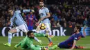 Aksi pemain FC Barcelona, ergi Roberto (kanan) mencoba mengecoh kiper dan pemain belakang Celta Vigo pada lanjutan La Liga Spanyol di Camp Nou, Barcelona, (4/3/2017).  (AP/Manu Fernandez)