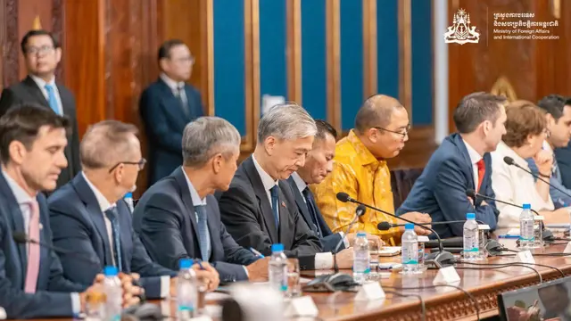 Duta Besar Republik Indonesia untuk Kamboja Santo Darmosumarto (batik kuning) saat menghadiri briefing oleh Menteri Luar Negeri dan Kerja Sama Internasional Kamboja Prak Sokhonn pada Jumat (25/7/2025) pagi.