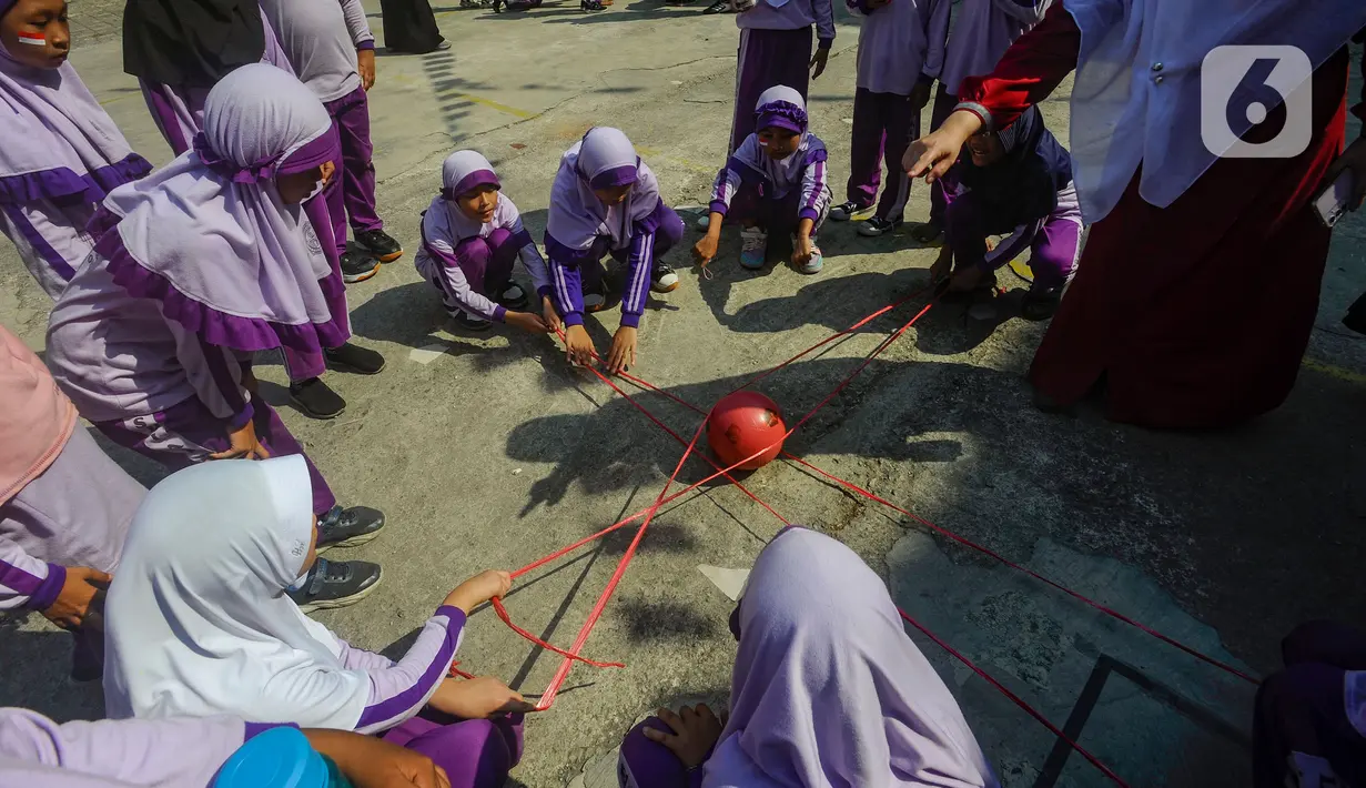 Berbagai lomba yang mereka laksanakan, mulai dari membawa bola  dengan menggunakan tali, memasukan paku ke dalam botol hingga lomba bola dengan menggunakan sarung. (merdeka.com/Arie Basuki)