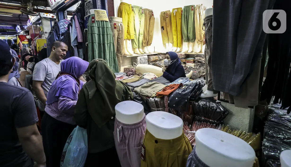 <p>Para pembeli memilih pakaian di Pasar Cipulir, Jakarta Selatan, Rabu (27/4/2022). Peningkatan pembelian pakaian di Pasar Cipulir terjadi karena banyak pedagang maupun warga yang berbelanja lebih awal untuk mengantisipasi keramaian mendekati Idul Fitri. (Liputan6.com/Johan Tallo)</p>