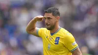 Striker Ukraina Roman Yaremchuk mencetak gol kemenangan saat melawan Slovakia pada laga grup E Euro 2024 (AP)