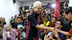 Bakal Calon Presiden (Bacapres) dari PDI Perjuangan, Ganjar Pranowo menyalami pendukungnya di Graha Pena 98, Jakarta, Kamis (21/9/2023). (Liputan6.com/Angga Yuniar)