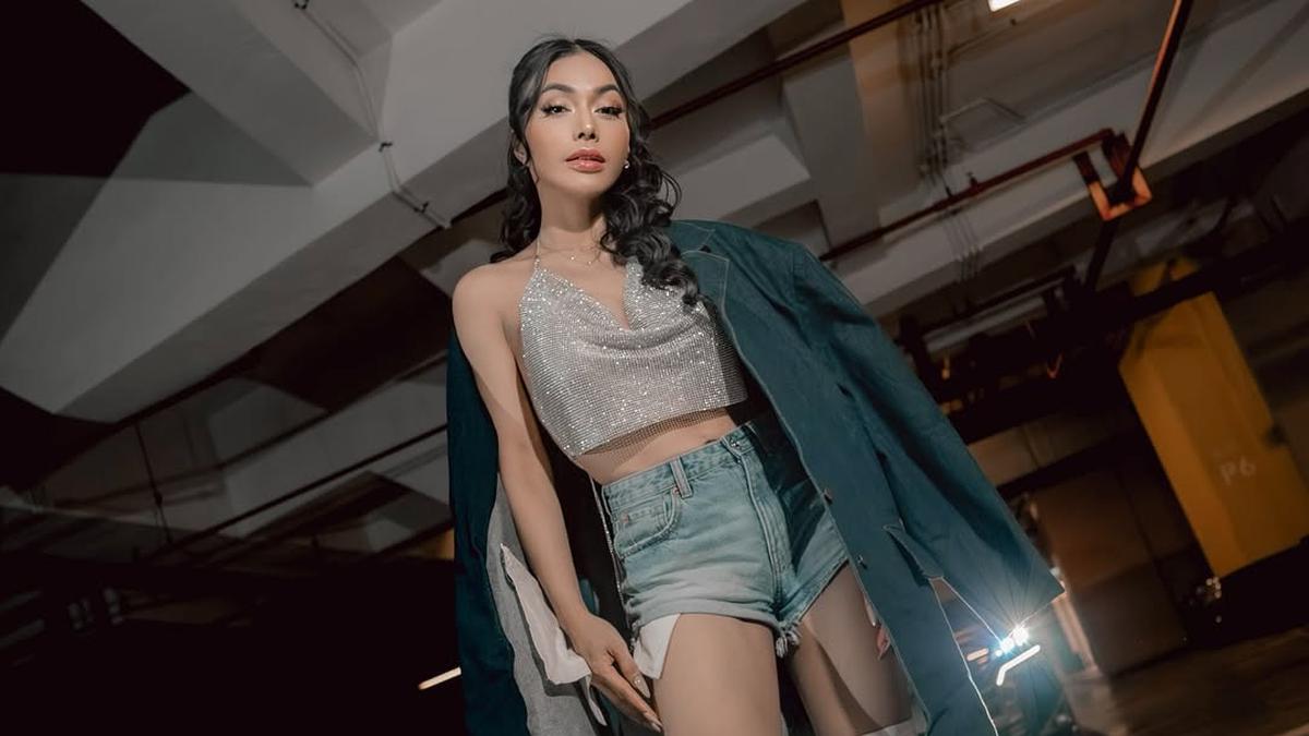 6 Pose Denada Pakai Celana Jeans, Pamer Perut Six Pack di Usia Kepala 4 Sampai Ikut Tren Velocity