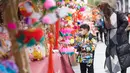 Orang-orang berbelanja lentera menjelang Festival Lampion, yang jatuh pada 15 Februari tahun ini - hari ke-15 Tahun Baru Imlek - di Nanjing di provinsi Jiangsu timur China pada 10 Februari 2022. Festival Lampion merupakan puncak sekaligus penutup dari perayaan Tahun Baru Imlek. (STR / AFP)
