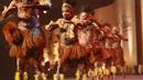 Para penari menampilkan tarian daerah Papua pada Pembukaan Kejuaraan Dunia Wushu 2015 di JCC, Senayan, Jakarta, Jumat(13/11/2015). (Bola.com/Nicklas Hanoatubun)