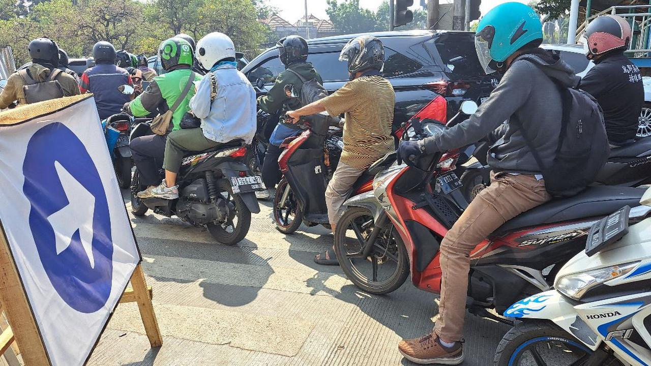 Sedangkan pengendara mobil maupun motor yang ingin menuju Pondok Indah juga dapat langsung lurus lalu mengambil kanan setelah persimpangan Jalan RA Kartini.<br>