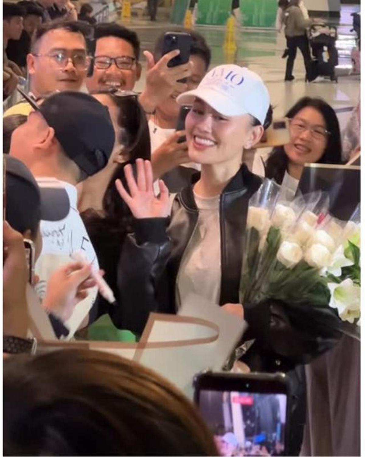 6 Potret Agnez Mo Pulang Indonesia Disambut Fans di Bandara, Penuh Kejutan