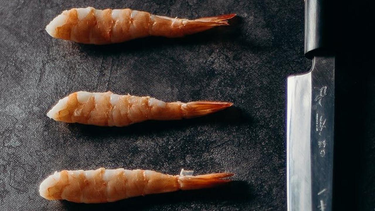 Namun, perlu diingat bahwa beberapa jenis seafood, terutama ikan dan kerang, mengandung merkuri, jadi pilihlah dengan hati-hati. Untuk menjaga kesehatan, Anda bisa mengolah makanan laut ini dengan cara direbus, dikukus, atau ditumis dengan sedikit minyak.