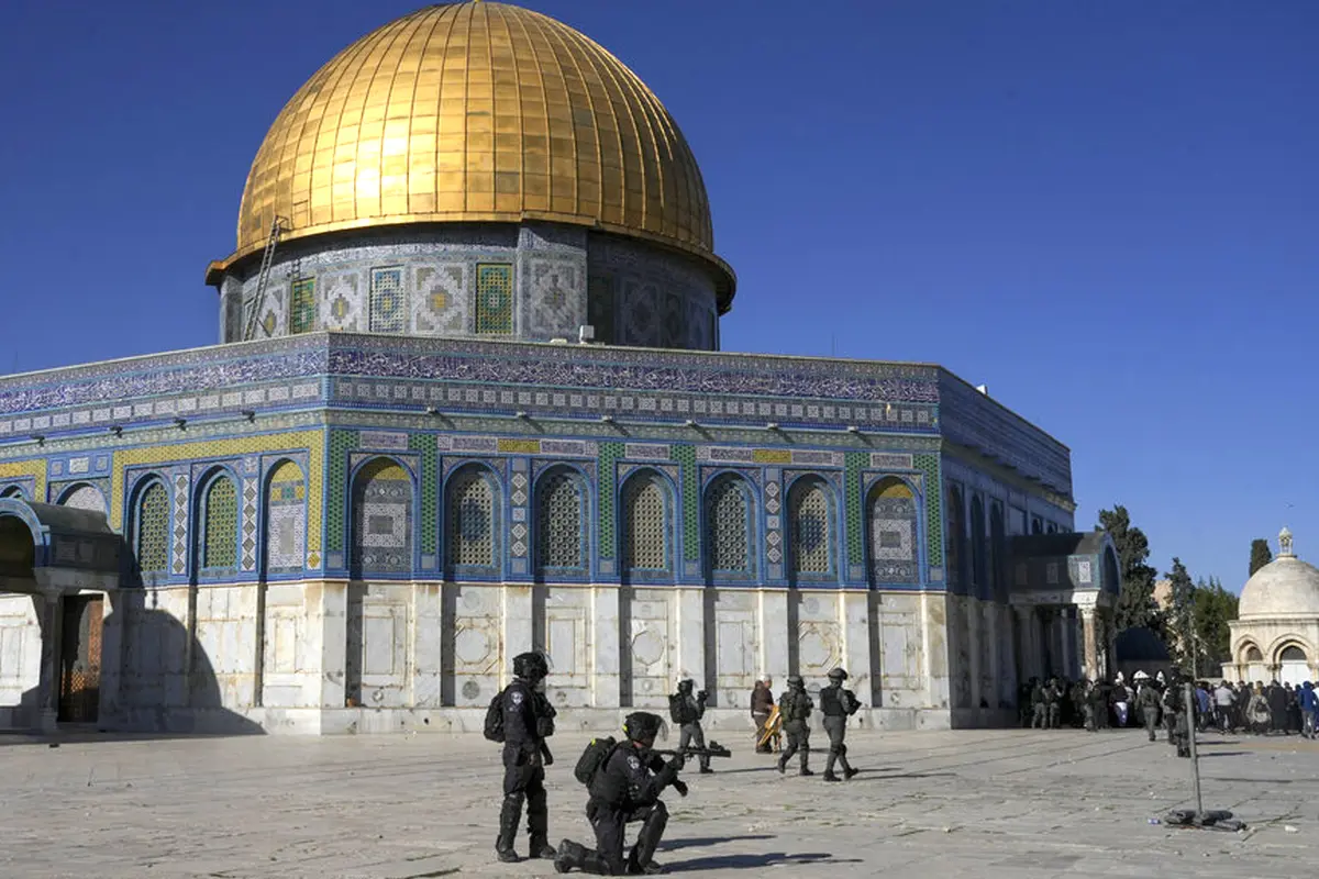 FOTO: Bentrok Warga Palestina dengan Pasukan Keamanan Israel di Kompleks Masjid Al Aqsa.  (AP Photo/Mahmoud Illean)